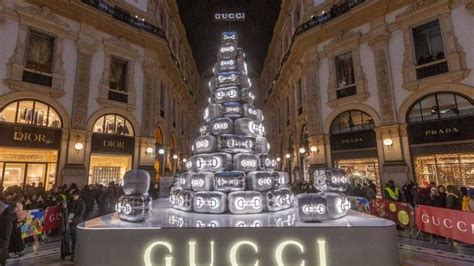 albero di gucci milano costo|Albero di Natale di Gucci, quanto è costato e perché ha sollevato .